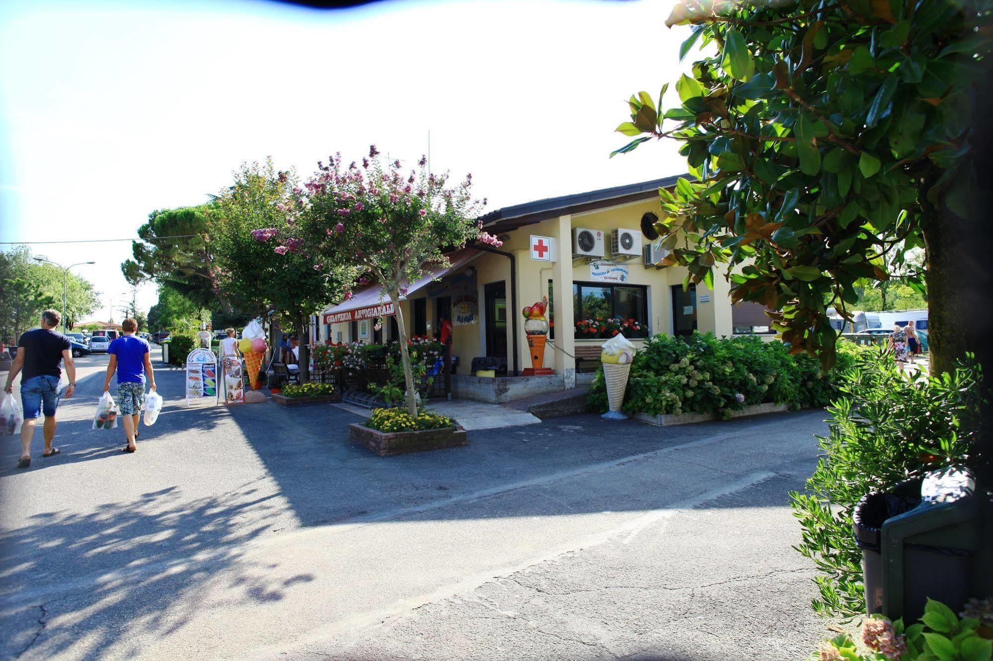 Camping Bella Italia Peschiera del Garda Exterior photo